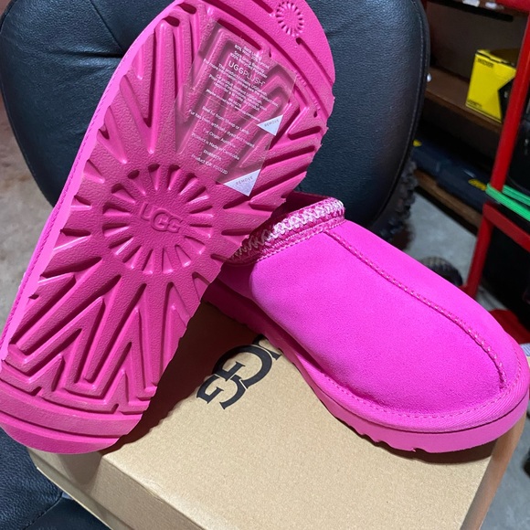 NIB , UGG slip ons - Picture 5 of 5